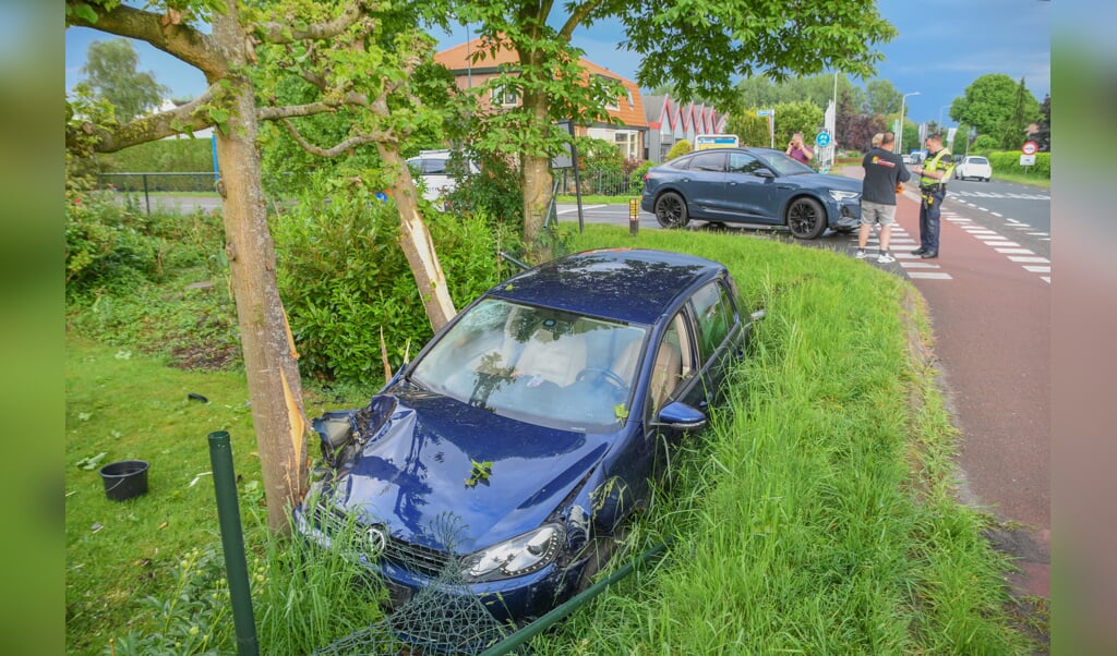 • De tuin waar de auto in was beland, lag bezaaid met glas en onderdelen van de auto. Het hekwerk is kapot gegaan en twee boompjes kunnen als verloren worden beschouwd. 