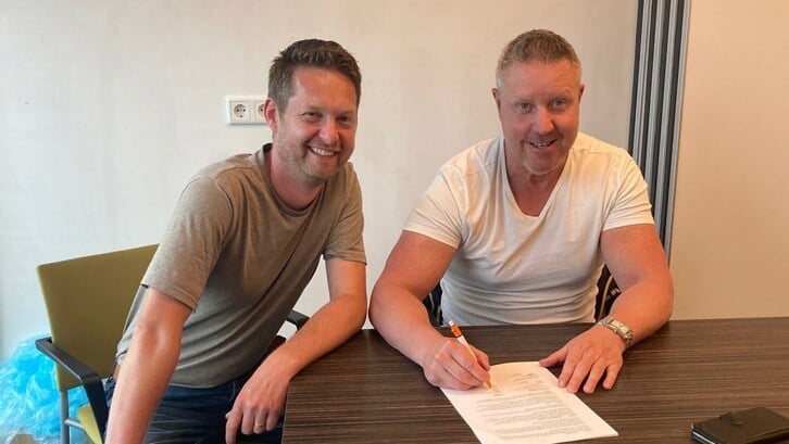 • Onder toeziend oog van Dennis Rooijackers tekent Jacob van Zanten (r) zijn contract.