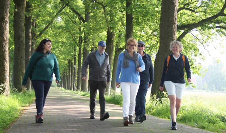 • Sione Brugman (rechts) en Ruth Sas (midden) willen dat mensen met plezier gaan wandelen