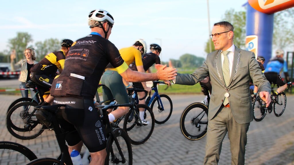 • Burgemeester Frank van der Meijden wenst de deelnemers direct na het startsein succes voor de 225  kilometer lange fietstocht.