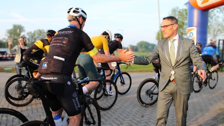 • Burgemeester Frank van der Meijden wenst de deelnemers direct na het startsein succes voor de 225  kilometer lange fietstocht.