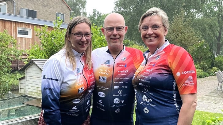 • v.l.n.r. Paulieke, Arie en Erna Oosterwijk uit Schoonhoven zijn klaar voor Alpe d'HuZes.