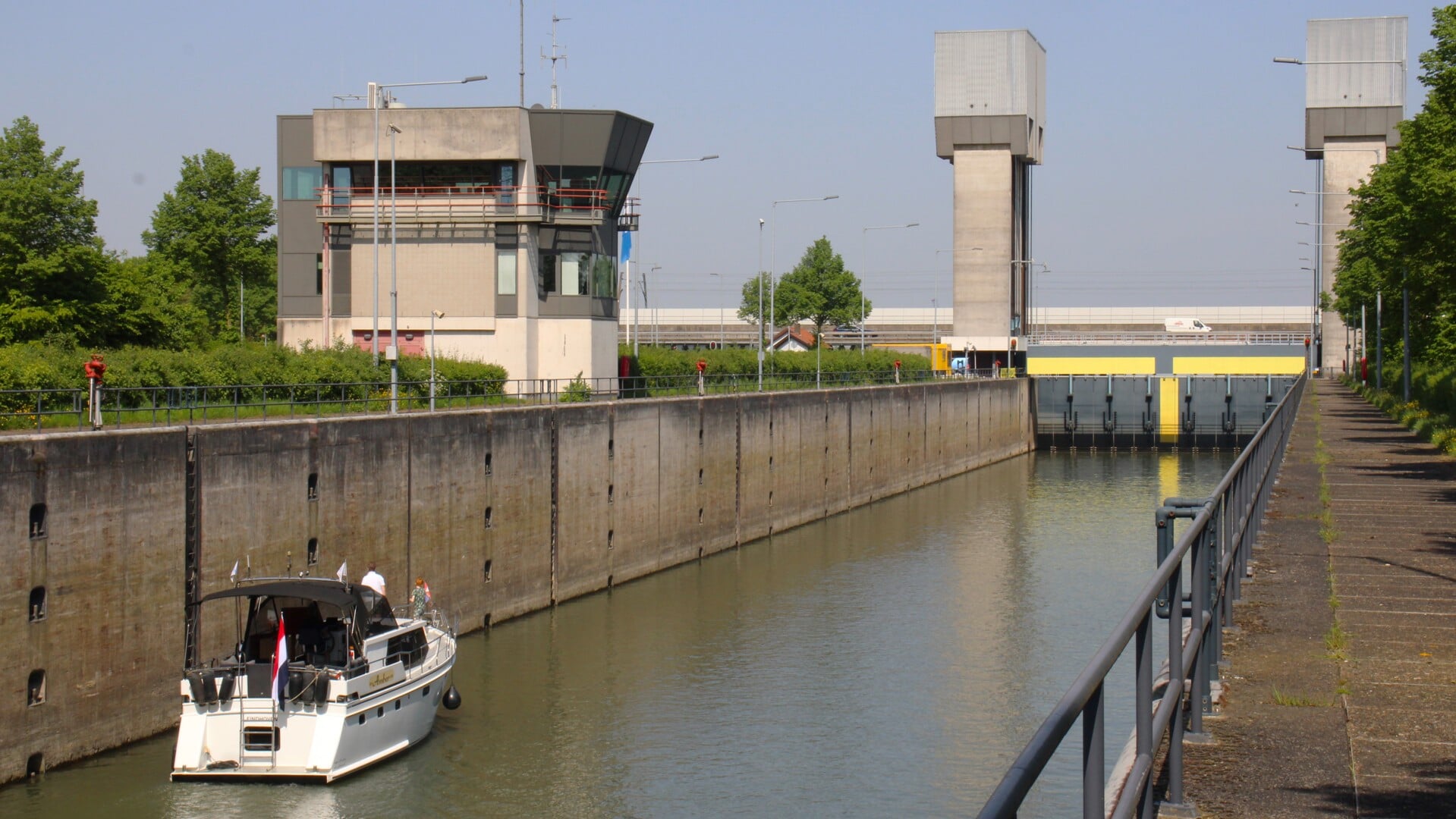 • Er is een voorstel voor een recreatieve route met een brug over het Amsterdam-Rijnkanaal.