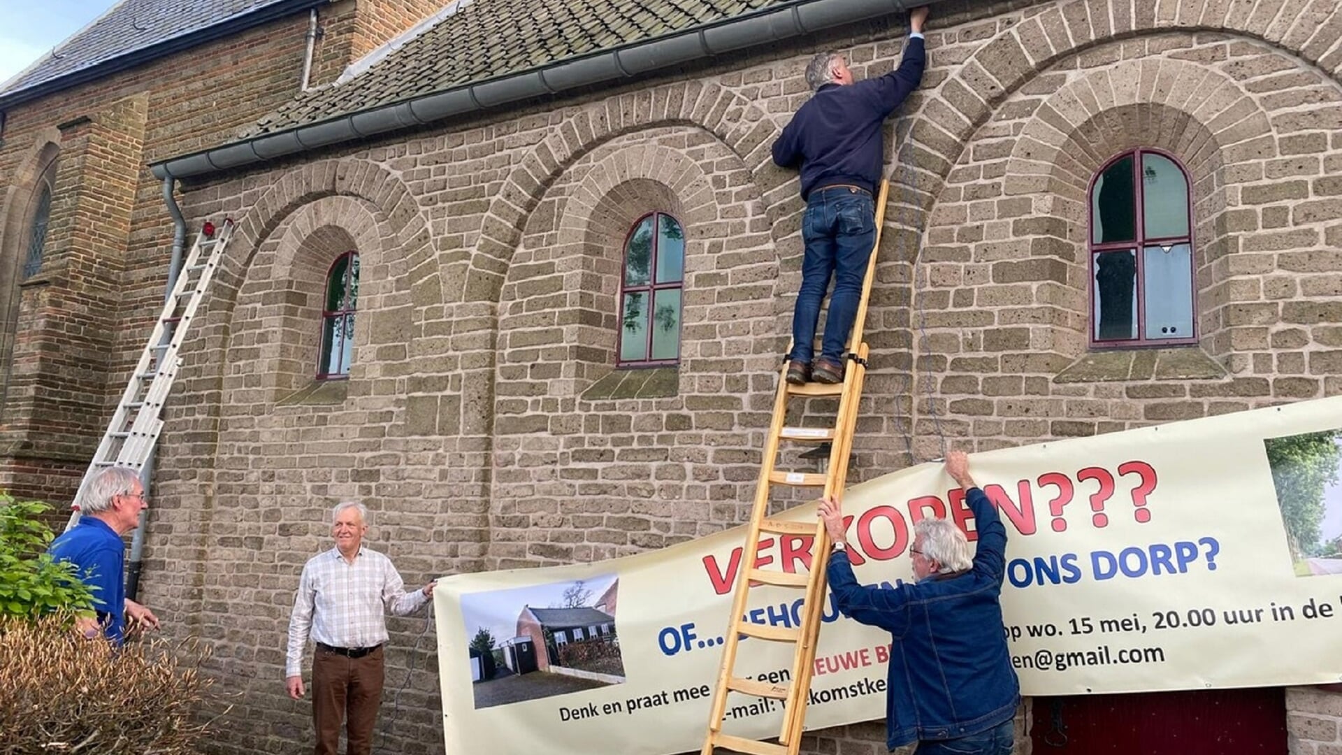 • Een groot spandoek op de kerk in Wadenoijen moet bijdragen aan de redding van de gebouwen.