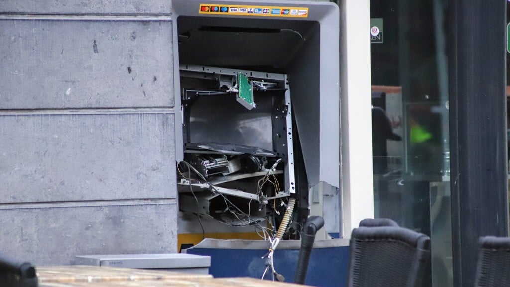 • De pinautomaat werd door de explosie compleet vernield.