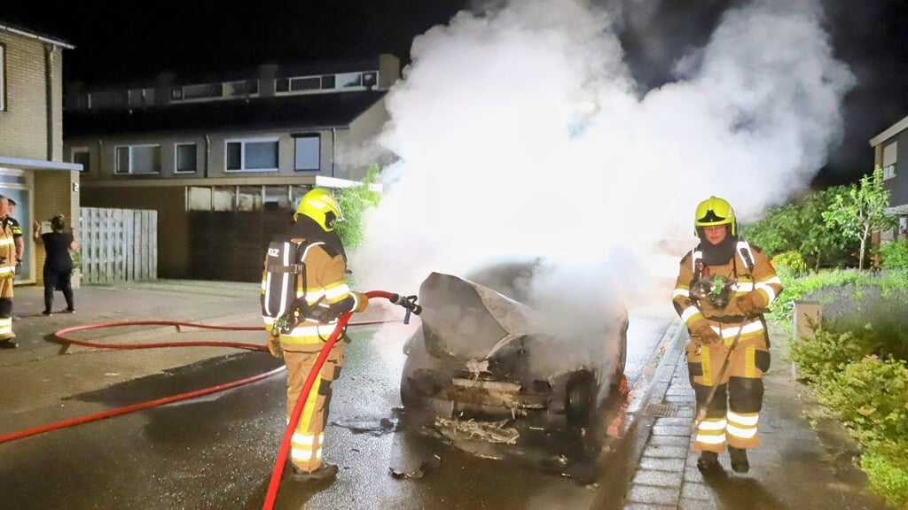 • Bij aankomst van de brandweer stond de voorzijde van het voertuig volledig in brand.