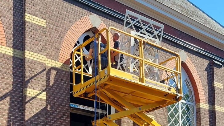 • Werkzaamheden aan een van de ramen in de Hervormde kerk van Schelluinen.