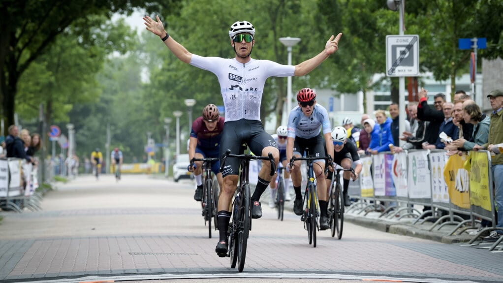 • Quinten Veling gaat als eerste over de streep bij de Ronde van Papendrecht.
