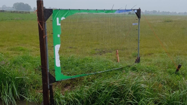 Vandalen vernielen spandoek 'L2 zegt Nee', geen windturbines in Brandwijk-Molenaarsgraaf'