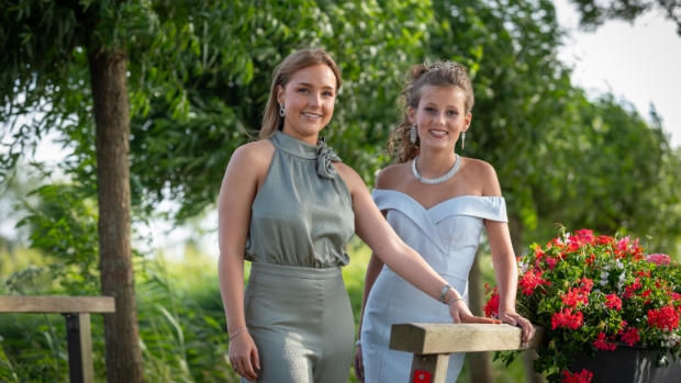 Noordeloos presenteert koningin Merel Zijlstra en prinses Vajen Vlot voor knikkerkampioenschap