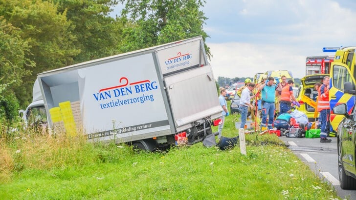 Hulpdiensten rukten na het ongeluk op de N212 massaal uit.
