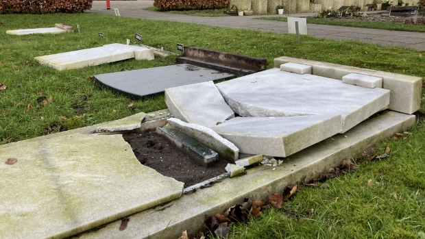 Graven vernield op begraafplaats Lekkerkerk: ‘Ontzettend triest’