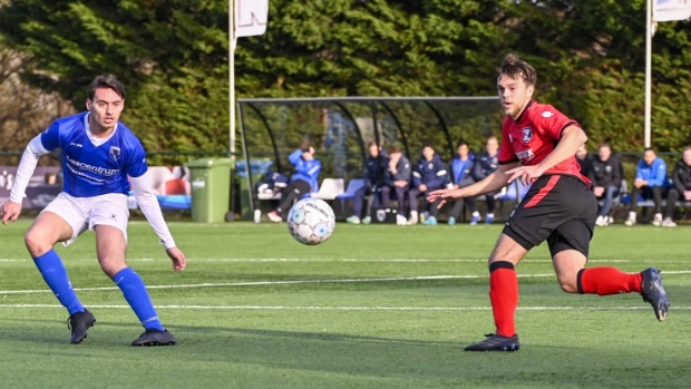 De Zwerver wint met pijn en moeite van Rijsoord en behoudt koppositie