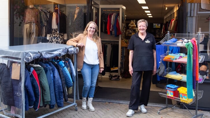 Marja van der Stelt (53) uit Woudrichem en Toos Combee (74) uit Sleeuwijk.