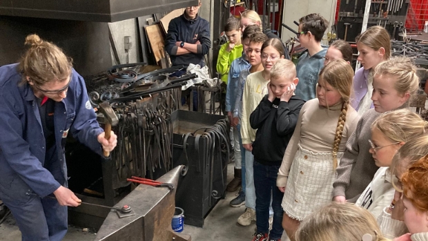 Zelf een spijker smeden: leerlingen School met de Bijbel bezoeken smederij Van der Vegt in Bleskensg