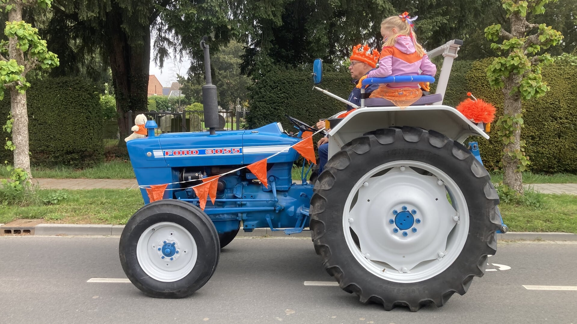Op Koningsdag gezellig met opa mee op de tractor in de optocht door het dorp.