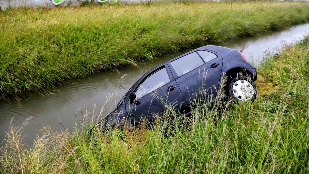 De auto ging te water bij Tiel op de A15.