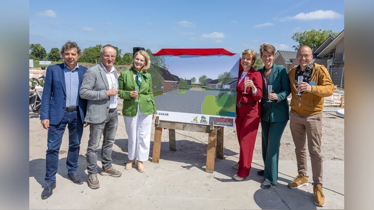 Wethouder Mariëlle Pennarts (l) onthulde het bord met daarop een beeld van hoe de uitbreiding eruit gaat zien. 