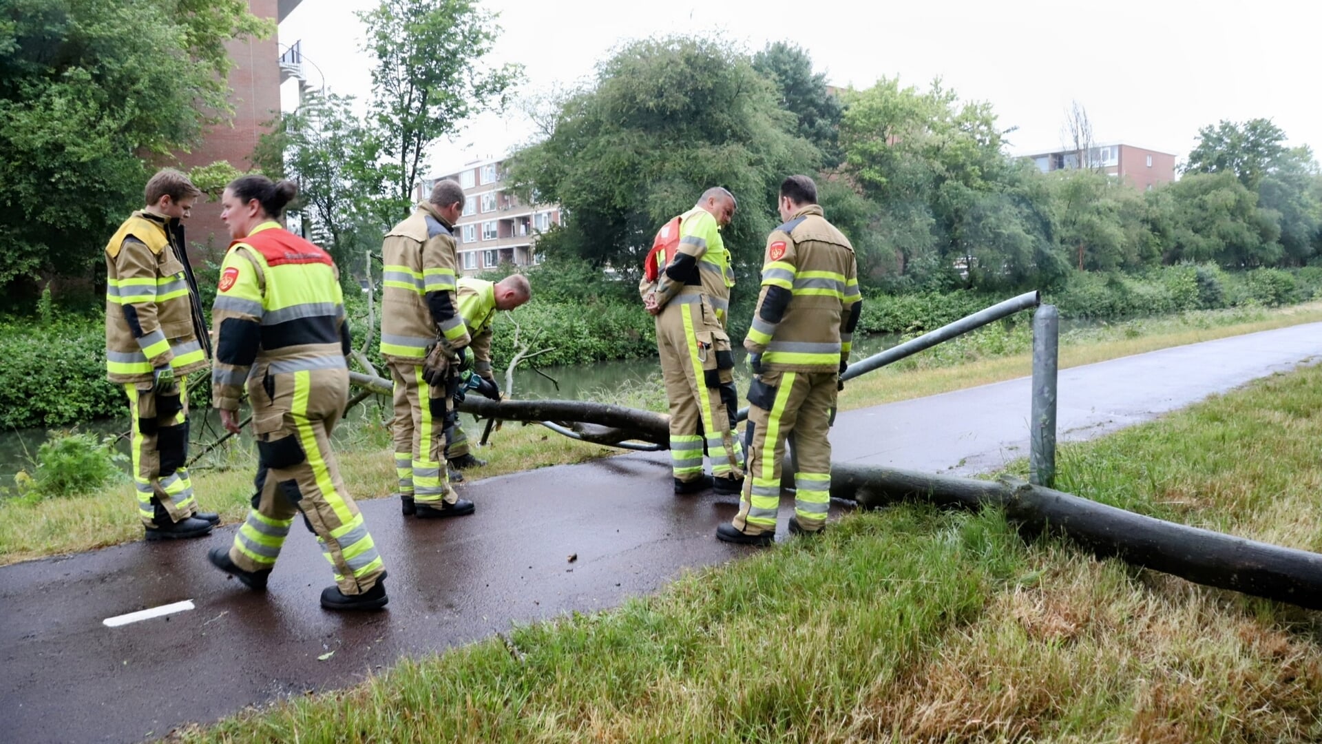 Boom en lantaarn om door wind in Tiel.