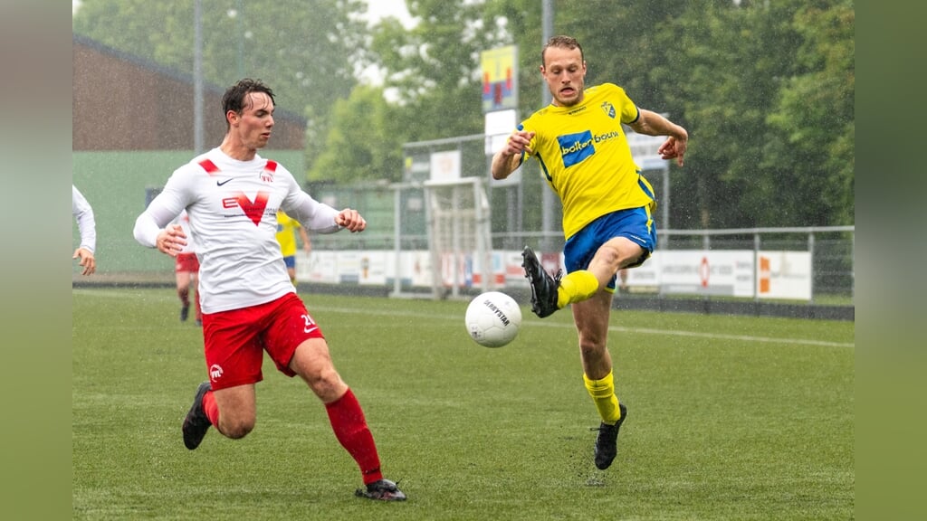 Het regende flink tijdens de wedstrijd Siveo-Linschoten. De bezoekers wisten de wedstrijd met 3-4 te winnen.