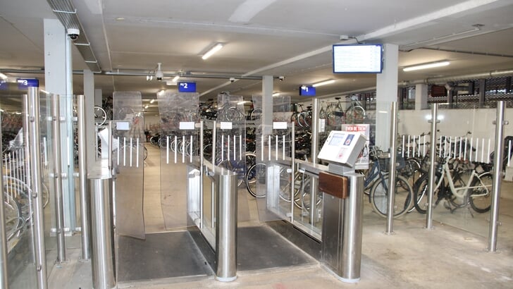 De bewaakte fietsenstalling bij Station Woerden.