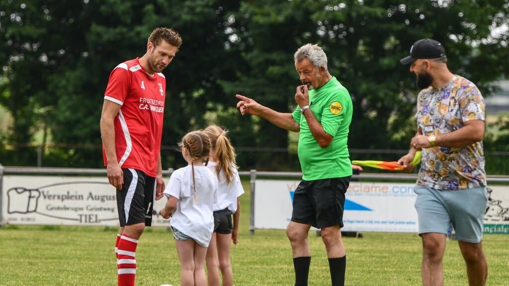 Dochters op het veld bij afscheid van het eerste elftal van papa Jan Justin Jansen SCZ Zoelen.