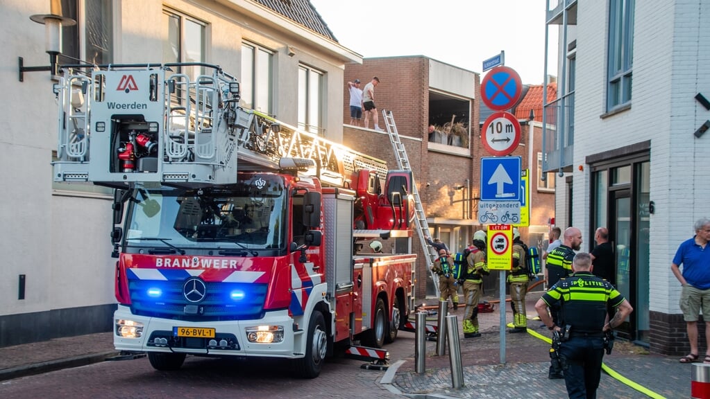 Enkele mensen moesten door de brandweer van het dak worden gehaald. 