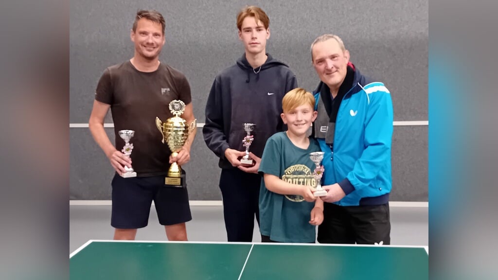 Van links naar rechts de prijswinnaars: Edwin Deisting, Waling van Dongen, Edwin Draijer met zijn zoon Keano.