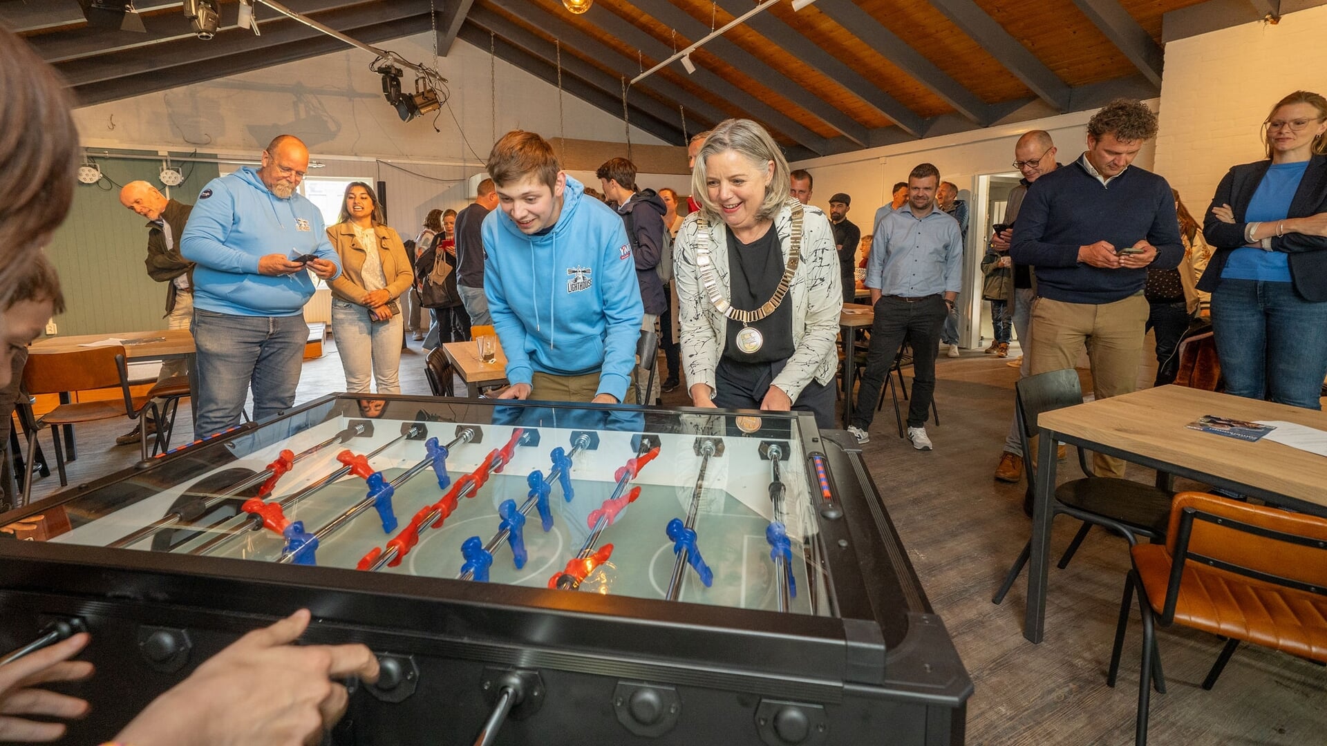 Burgemeester Monique Bonsen kwam langs voor de officiële opening. Wie die opening zou verrichtten werd bepaald tijdens een potje tafelvoetbal. Wie de eerste twee goals zou maken, mocht het doen. De burgemeester moest de overwinning, en dus de opening, overlaten aan Beley en Jack.