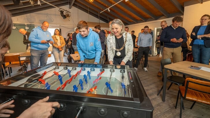 Burgemeester Monique Bonsen kwam langs voor de officiële opening. Wie die opening zou verrichtten werd bepaald tijdens een potje tafelvoetbal. Wie de eerste twee goals zou maken, mocht het doen. De burgemeester moest de overwinning, en dus de opening, overlaten aan Beley en Jack.