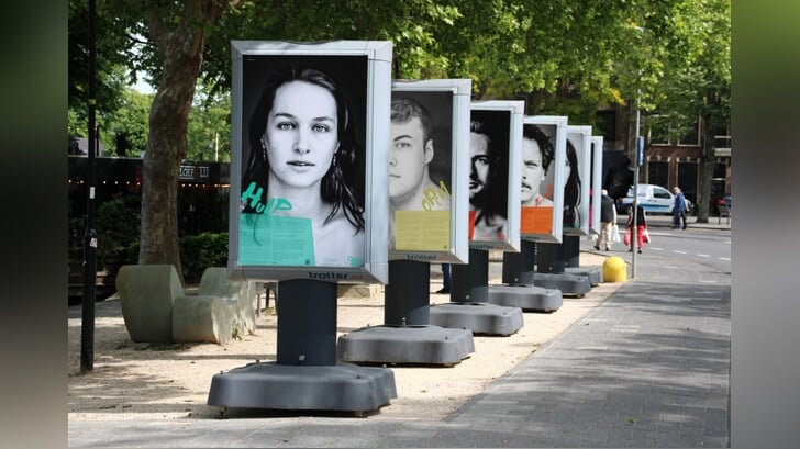 Portretten van jongeren met depressie vormen het hart van de buitenexpositie ‘Open Mind’ die is te zien bij de bibliotheek en haven in Woerden.