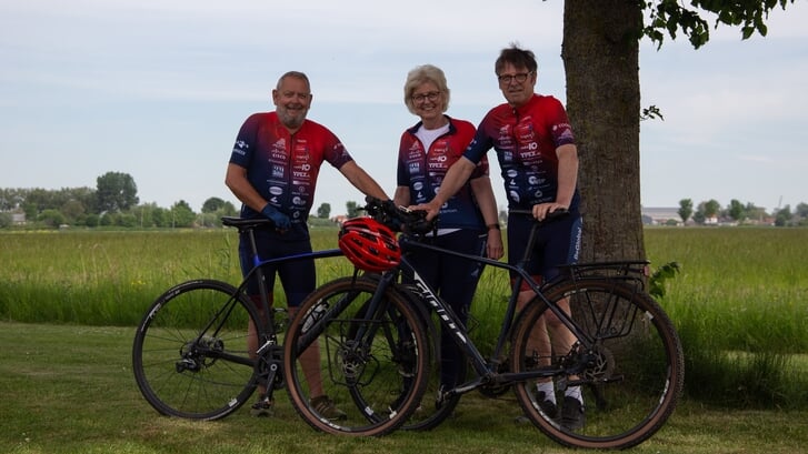 Jacco van Putten (l), Truus Versluis en Arie van Oord doen mee met de Alpe D'Huzes.
