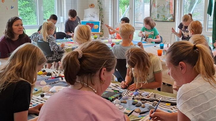 Familieleden organiseren workshops tijdens de talentenmiddag.