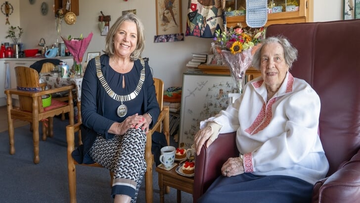 Mevrouw Egmond Dekker met burgemeester Monique Bonsen.