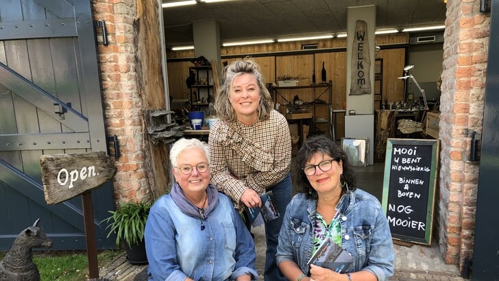 Vlnr: Anjo de Jong, Henriett Somlai en Marga Janssen van Buren Bijzonder.