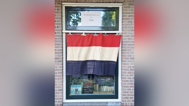 • De bevrijdingsvlag hing maandag uit het raam van een woning aan de Van der Valk Boumanlaan.