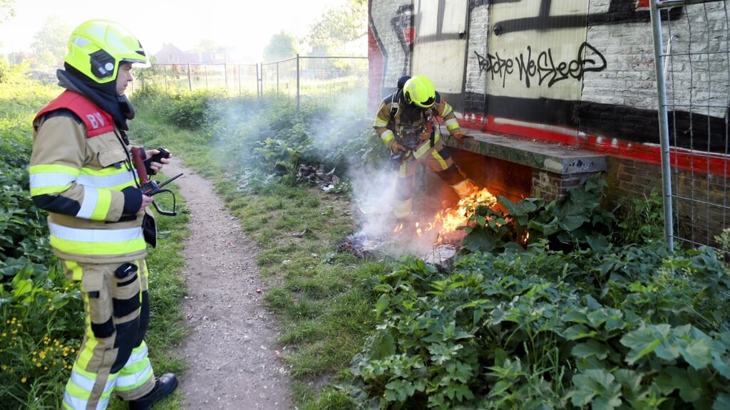 Brand naast elektriciteitshuisje Tiel.
