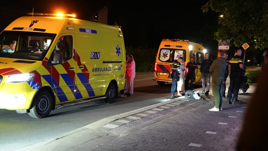 De scooterrijder werd in de ambulance naar het ziekenhuis gebracht. 
