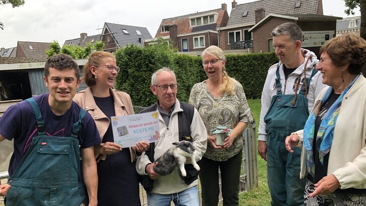 Sanne overhandigt haar bakcheque voor nieuw konijnenhok Hertenkamp Tiel.