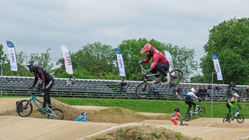 BMX-ers aan het trainen voor de  European Cup dit Pinksterweekend in Tiel.