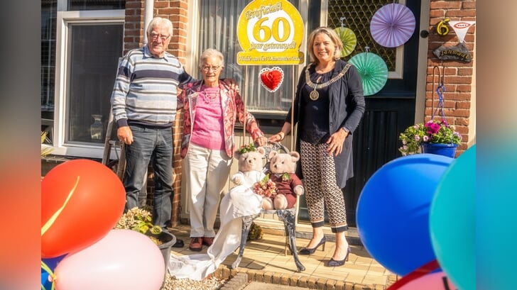Het echtpaar Janmaat-Boere met burgemeester Monique Bonsen.
