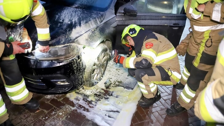 Onderzoek aan de auto die in brand was gevlogen.