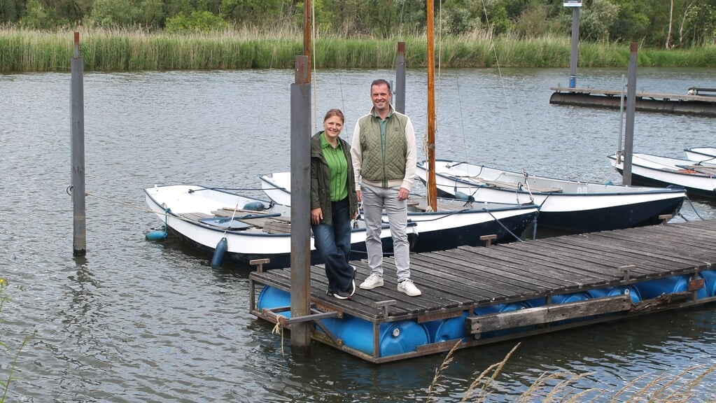 Tussen de twee palen links komt de ponton te liggen.