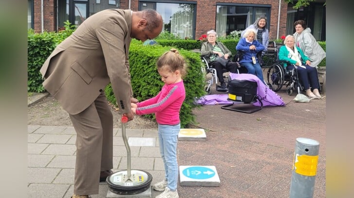 Wethouder Shah Sheikkariem legt samen met Evi de eerste tegel.