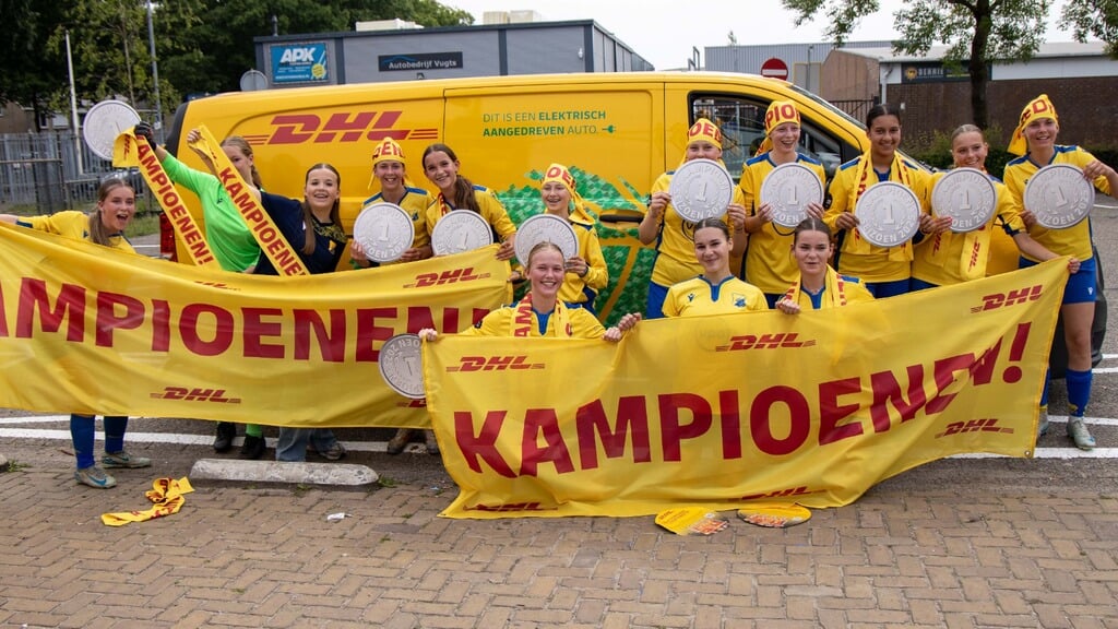 Feest op Sportpark de Lankert: alle meidenteams zijn kampioen.