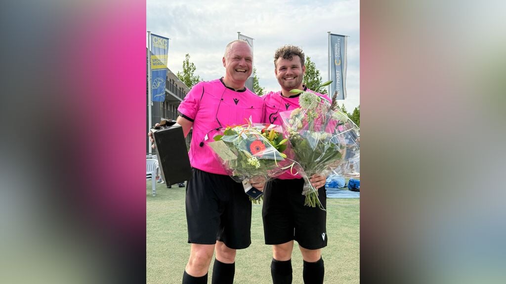 Rob Coenraads en Jordy Coenraads na afloop van laatste wedstrijd van Rob Coenraads.