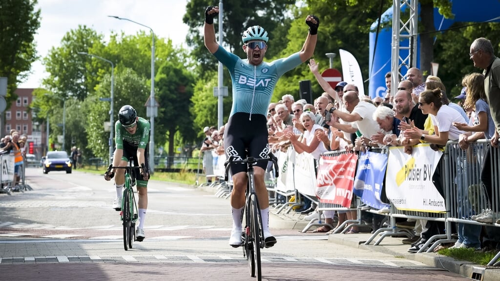 De apotheose tijdens de Ronde van Alblasserdam, met winnaar Bram Dissel.