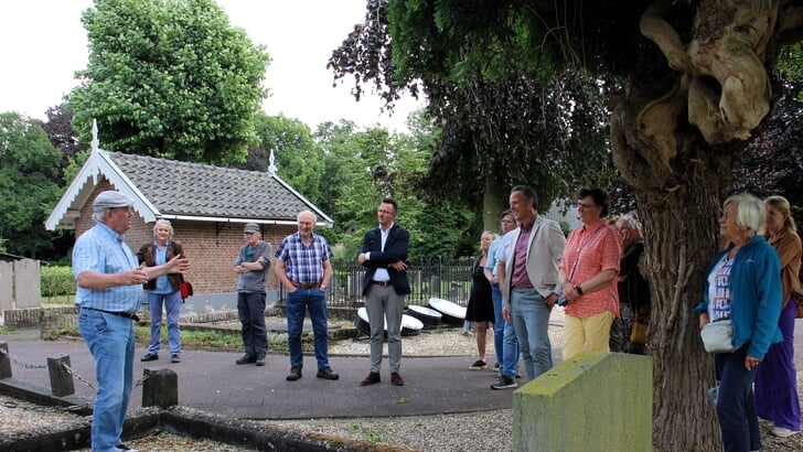 Jaap de Kock vertelt belangstellenden over de verhalen achter de graven.