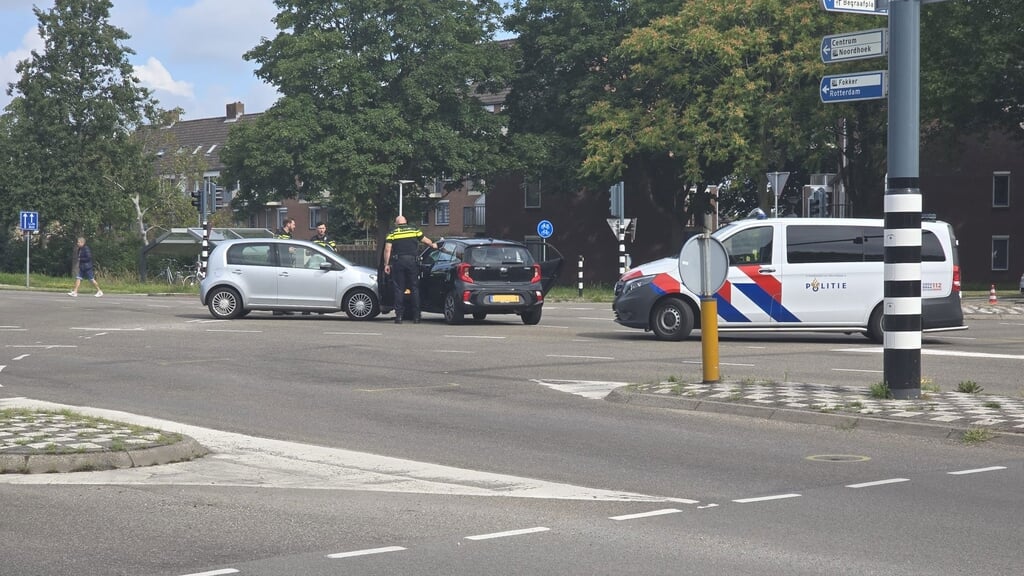 De inzittenden bleven ongedeerd.