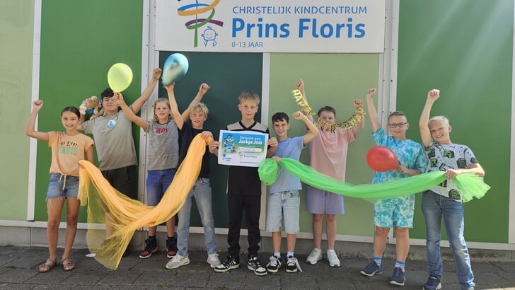 Trots tonen de leerlingen een cheque met de opbrengst van de sponsorloop.